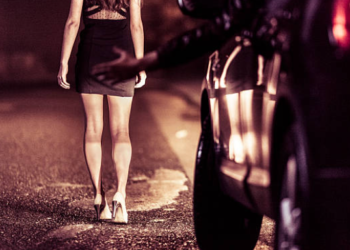 Peste 80 de ani de închisoare pentru membrii unei grupări de proxeneți care au obligat 14 tinere, dintre care șapte minore, să se prostitueze. Victimele erau trimise la ”produs” în Suceava, Prahova, Buzău, Grecia și Italia