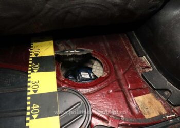 FOTO Polițiștii de frontieră din Siret au descoperit un autoturism care avea rezervorul plin cu țigări de contrabandă