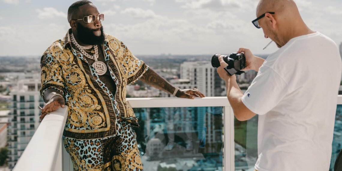 Faimosul rapper Rick Ross a colaborat la o piesă și un videoclip cu doi români