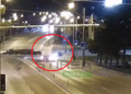 VIDEO cu momentul în care un tânăr rupt de beat s-a înfipt cu mașina într-o autoutilitară Mopan, în fața magazinului Dedeman. Individul a intrat pe contrasens în sensul giratoriu
