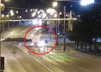 VIDEO cu momentul în care un tânăr rupt de beat s-a înfipt cu mașina într-o autoutilitară Mopan, în fața magazinului Dedeman. Individul a intrat pe contrasens în sensul giratoriu