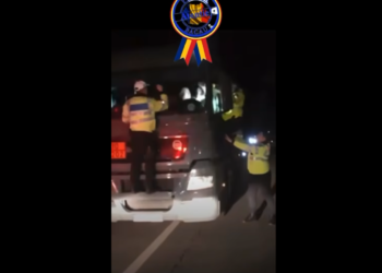 VIDEO Șofer ucrainean rupt de beat, scos cu forța de la volanul unui TIR care transporta 30 de tone de combustibil