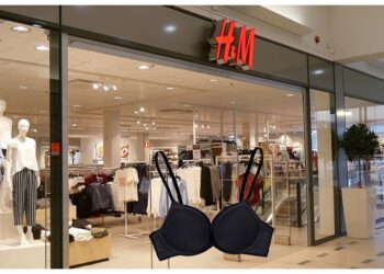 O adolescentă de 17 ani a fost prinsă încercând să fure un sutien din magazinul H&M, din Iulius Mall Suceava
