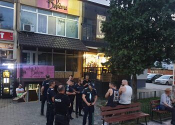 Un elev al ”Școlii de Șmecheri de la Albina”, săgeată de bază a interlopului Cimpa, s-a oprit cu mașina în gardul unui imobil din zona Serpentine. Individul era beat, drogat și cu permisul de conducere anulat