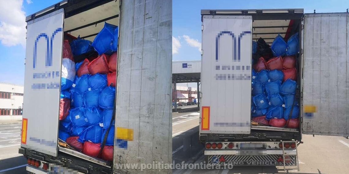 FOTO Un TIR încărcat cu peste 17 tone de boarfe murdare și nedezinfectate, din Polonia, care trebuiau să ajungă la un second-hand din Suceava, a fost oprit în PTF Petea