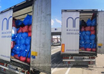 FOTO Un TIR încărcat cu peste 17 tone de boarfe murdare și nedezinfectate, din Polonia, care trebuiau să ajungă la un second-hand din Suceava, a fost oprit în PTF Petea