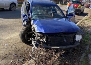 O șoferiță a rupt un stâlp de beton din Putna, după ce s-a urcat la volan aproape în comă alcoolică. Femeia s-a chinuit de mai multe ori să sufle în aparatul etilotest, până când aparatul să-i indice 1,43 mg/l alcool în aerul expirat