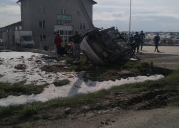 FOTO Un adolescent de 17 ani din Cajvana și-a văzut moartea cu ochii, după ce s-a urcat la volanul unui autoturism, s-a izbit într-un cap de pod, s-a răsturnat și s-a oprit într-un stâlp de electricitate