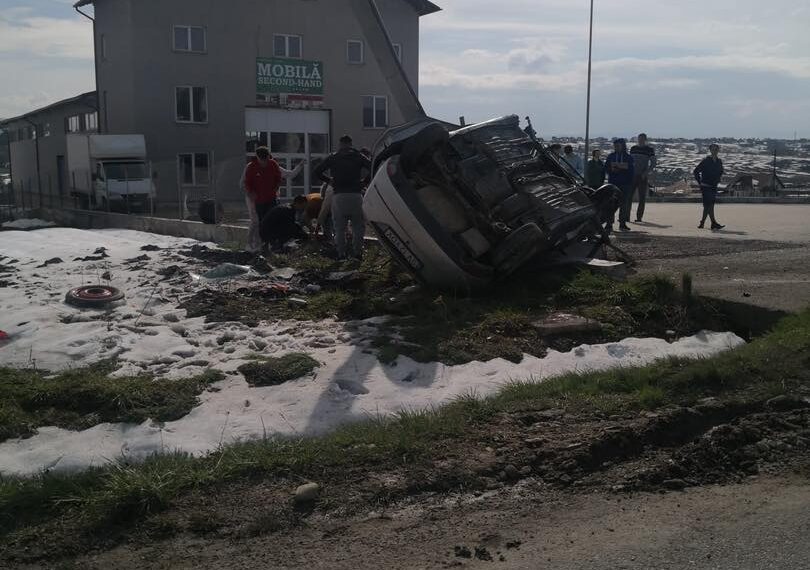FOTO Un adolescent de 17 ani din Cajvana și-a văzut moartea cu ochii, după ce s-a urcat la volanul unui autoturism, s-a izbit într-un cap de pod, s-a răsturnat și s-a oprit într-un stâlp de electricitate