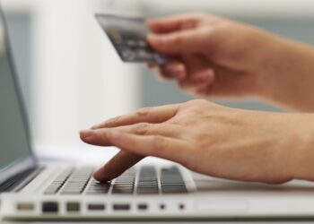 Polițiștii suceveni recomandă atenție sporită la cumpărăturile online. Recomandări de prevenire a țepelor de pe OLX și alte platforme