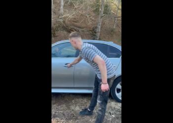 BMW vs BMW. Un tânăr a ajuns în arestul IPJ Suceava, după ce s-a luat la întrecere cu unul dintre bolizii polițiștilor suceveni. Individul și un tovarăș de-al său au încercat să fugă și prin pădure