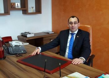 Edilul comunei Vatra Moldoviței și un consilier din primărie au fost condamnați la câte doi ani de închisoare cu suspendare, într-un dosar de abuz în serviciu