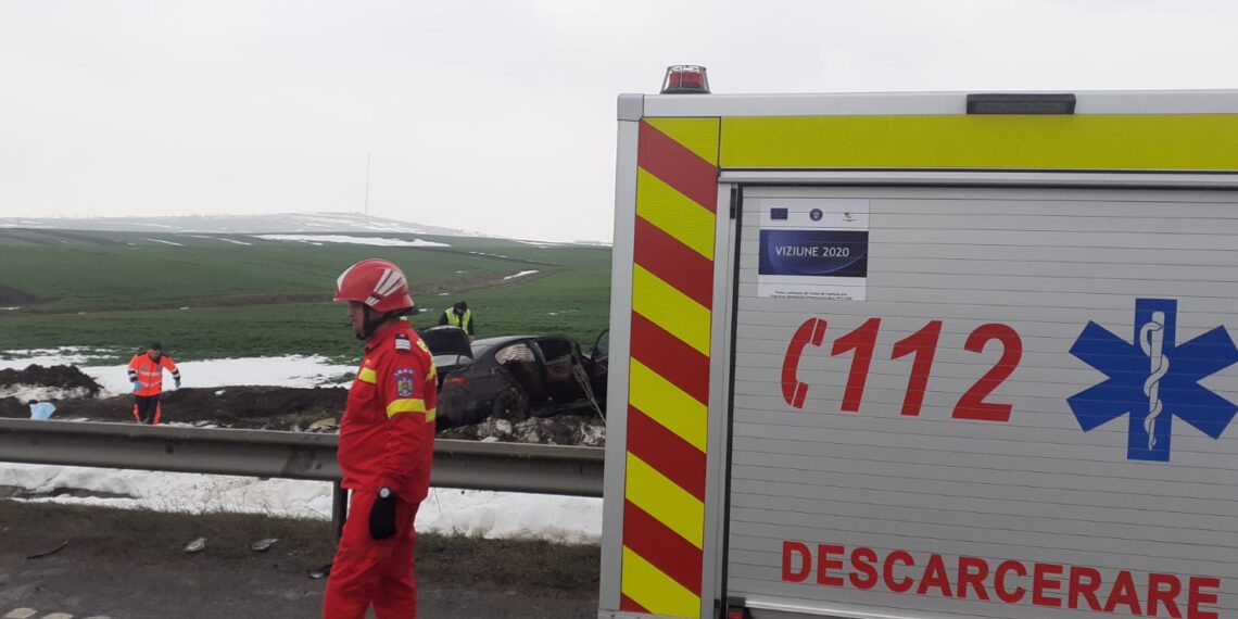 VIDEO Un tânăr de 20 de ani a fost declarat decedat, după ce BMW-ul cu numere de Vâlcea în care se afla a zburat de pe șoseaua de centură a Sucevei