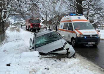 FOTO Un autoturism în care se aflau cinci persoane s-a înfipt într-un podeț de pe raza localității Doroteia