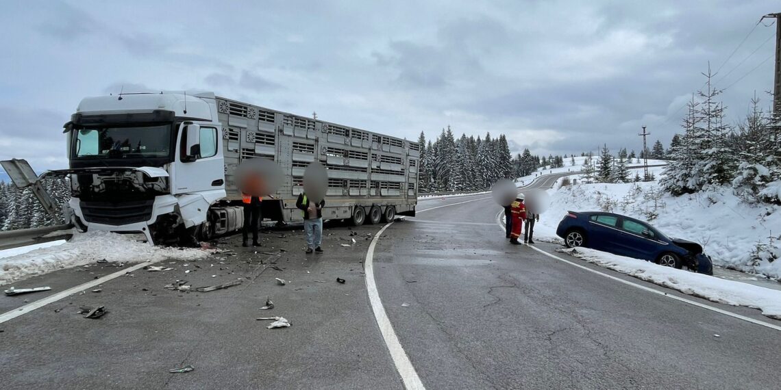 FOTO Un autoturism și un camion au fost implicate într-un accident rutier în zona Pasului Tihuța