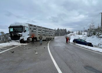 FOTO Un autoturism și un camion au fost implicate într-un accident rutier în zona Pasului Tihuța