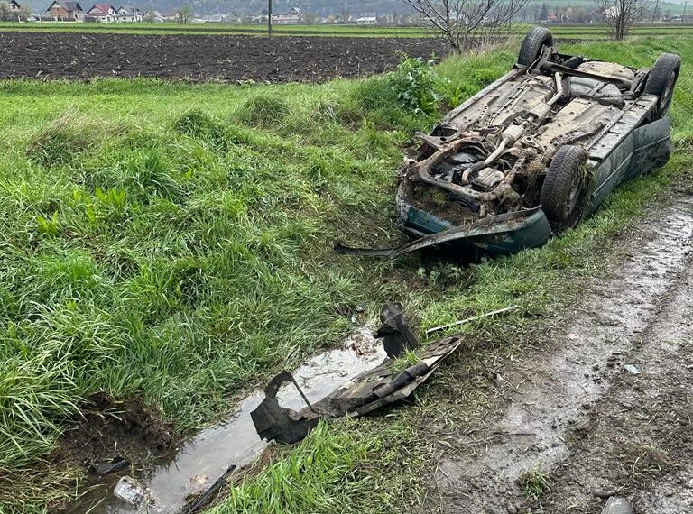 FOTO Două autoturisme au fost implicate într-un accident rutier pe raza localității Pătrăuți. O femeie de 60 de ani a fost transportată la spital
