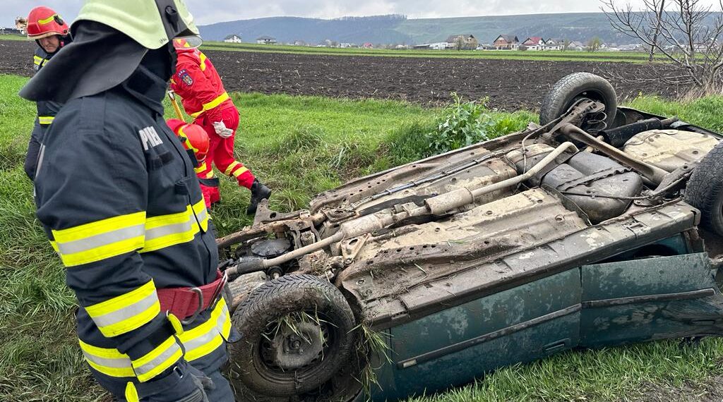 FOTO Două autoturisme au fost implicate într-un accident rutier pe raza localității Pătrăuți. O femeie de 60 de ani a fost transportată la spital