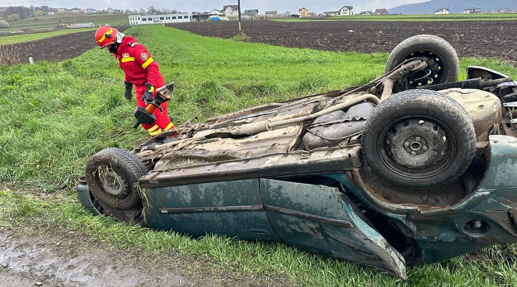 FOTO Două autoturisme au fost implicate într-un accident rutier pe raza localității Pătrăuți. O femeie de 60 de ani a fost transportată la spital