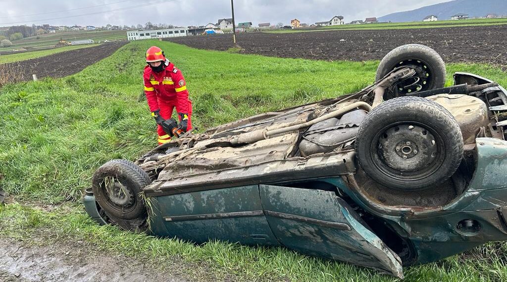 FOTO Două autoturisme au fost implicate într-un accident rutier pe raza localității Pătrăuți. O femeie de 60 de ani a fost transportată la spital