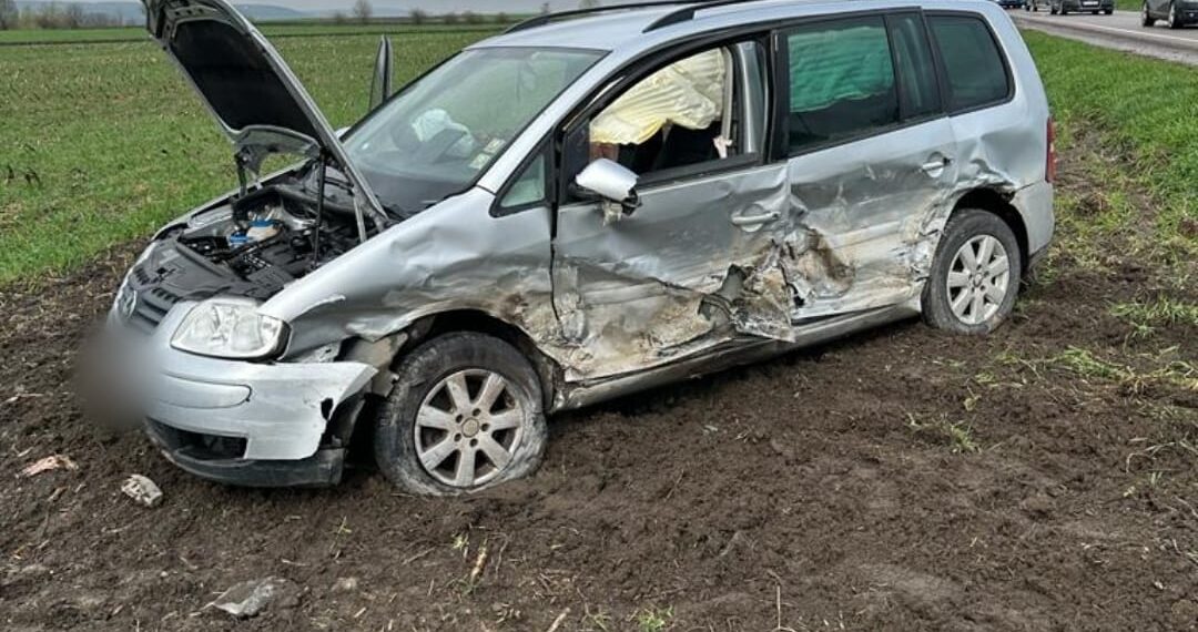 FOTO Două autoturisme au fost implicate într-un accident rutier pe raza localității Pătrăuți. O femeie de 60 de ani a fost transportată la spital