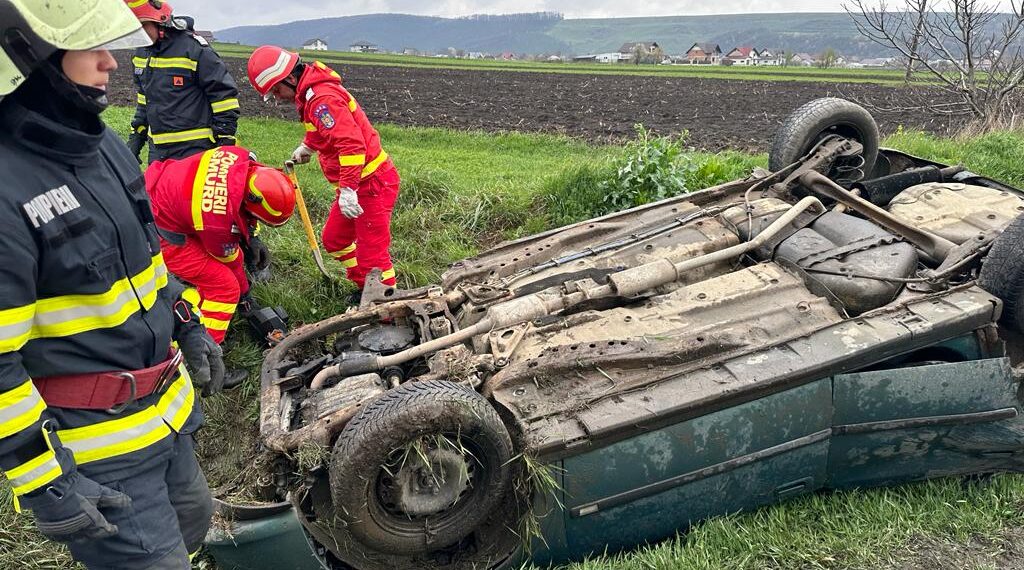 FOTO Două autoturisme au fost implicate într-un accident rutier pe raza localității Pătrăuți. O femeie de 60 de ani a fost transportată la spital