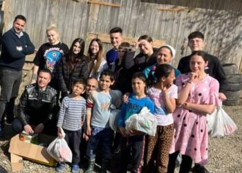 FOTO Polițiștii suceveni, mai mulți voluntari și reprezentanți ai Asociației EUROACTIV au oferit daruri pentru peste 60 de copii din 14 familii cu posibilități financiare reduse, din zona Pătrăuți