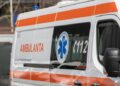 Un an și o lună de închisoare cu suspendare pentru un individ care a fugărit un echipaj de ambulanță cu toporul, iar pe urmă s-a înarmat cu o lopată și l-a amenințat pe un polițist cu moartea și incendierea locuinței