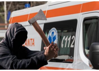 Un an și o lună de închisoare cu suspendare pentru un individ care a fugărit un echipaj de ambulanță cu toporul, iar pe urmă s-a înarmat cu o lopată și l-a amenințat pe un polițist cu moartea și incendierea locuinței
