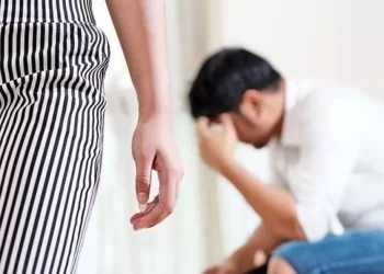 Un tânăr din Voitinel a solicitat sprijinul polițiștilor, acuzând că a fost bătut și amenințat de concubina sa, după ce i-a reproșat acesteia că a cheltuit o sumă de bani fără știrea lui