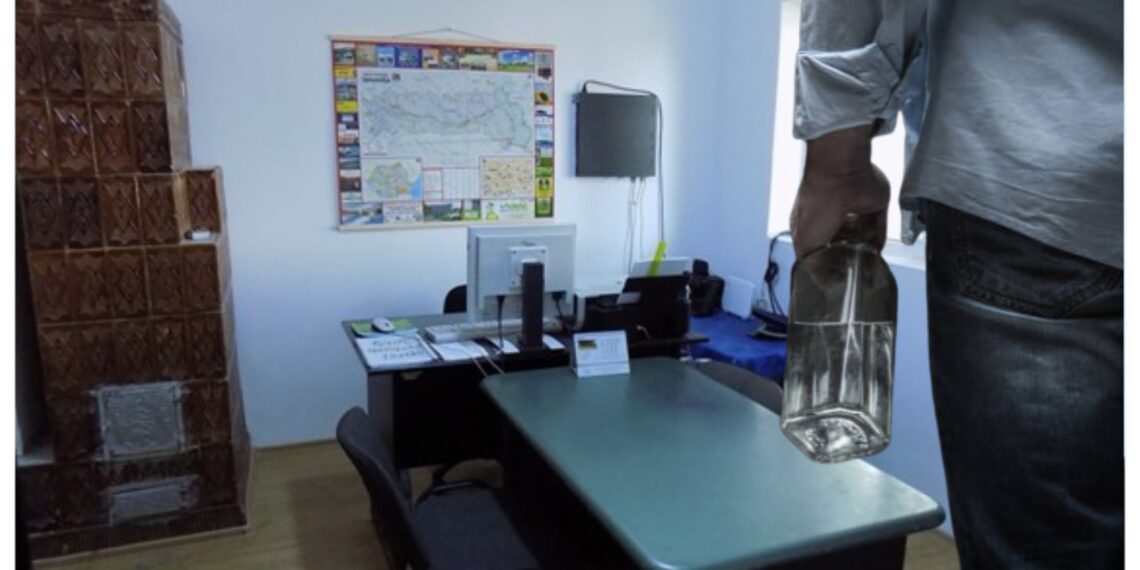 Un bărbat s-a dus beat la Poliție pentru a solicita eliberarea unei autorizații de reparație, după ce cu o zi înainte s-a cherchelit și s-a oprit cu mașina într-un gard