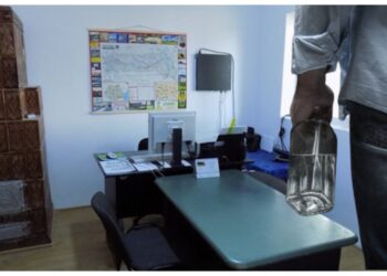 Un bărbat s-a dus beat la Poliție pentru a solicita eliberarea unei autorizații de reparație, după ce cu o zi înainte s-a cherchelit și s-a oprit cu mașina într-un gard