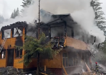 VIDEO Cabana Patrick de pe TransRarău s-a făcut scrum în urma unui puternic incendiu izbucnit din cauza unui conductor electric defect sau neizolat corespunzător