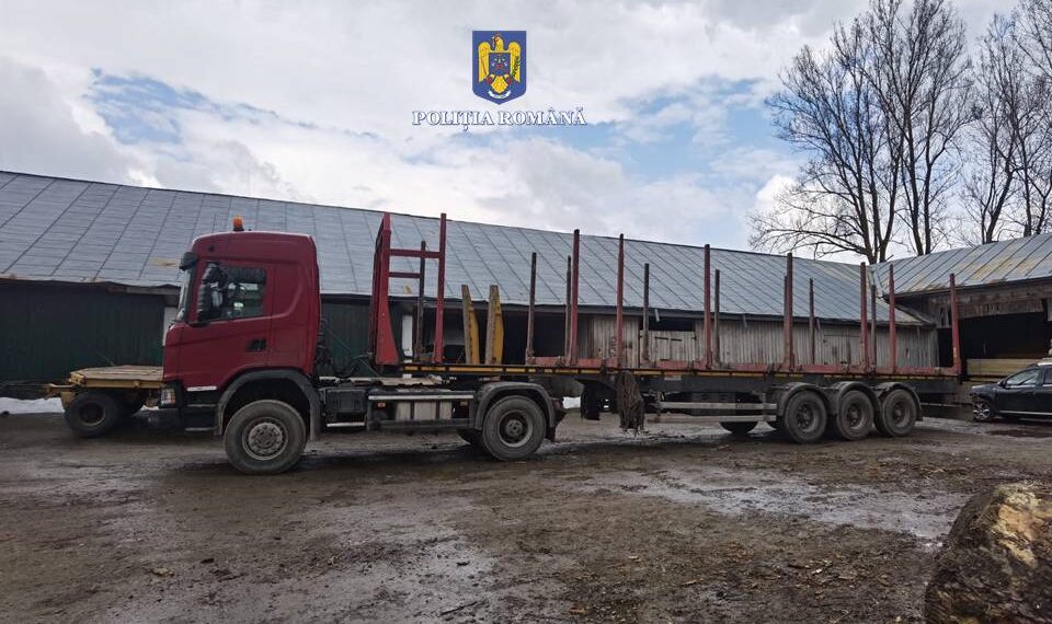 FOTO Polițiștii suceveni au confiscat un ansamblu de vehicule în valoare de 150.000 de euro pentru că transporta ilegal material lemnos prin Pojorâta