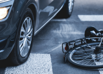 Un biciclist rupt de beat a ajuns la spital, după ce s-a izbit într-o mașină care circula regulamentar prin Dolheștii Mici și pe urmă a ”mușcat” din carosabil