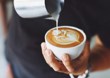 Un siretean de 26 de ani și-a făcut o cafea, a plătit-o și a furat 200 de lei dintr-un sertar al cafenelei unde în trecut a fost angajat