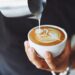 Un siretean de 26 de ani și-a făcut o cafea, a plătit-o și a furat 200 de lei dintr-un sertar al cafenelei unde în trecut a fost angajat