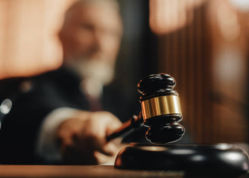 Pedepse de peste 7 și 16 ani de închisoare pentru doi infractori periculoși din Șcheia, după ce au furat un cazan de cupru, o roabă, țuică de tescovină și alte bunuri dintr-o gospodărie