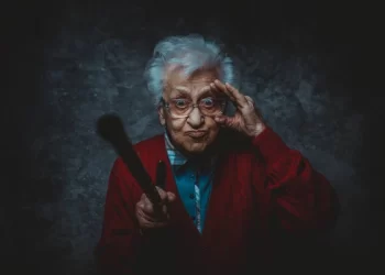 Scandal cu amenințări în scara unui bloc din Suceava, provocat de o femeie de 60 de ani, care a prins pică pe vecina ei de 62 de ani