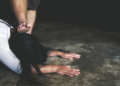 Doi ani și o lună de închisoare pentru un sucevean care și-a călcat iubita pe cap și a strâns-o de gât, după ce a pus-o la podea cu mai multe lovituri de pumni în față. Pe urmă individul i-a furat mașina concubinei și a mers să se distreze cu tovarășii