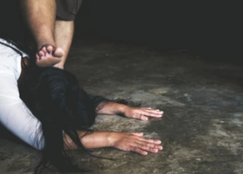 Doi ani și o lună de închisoare pentru un sucevean care și-a călcat iubita pe cap și a strâns-o de gât, după ce a pus-o la podea cu mai multe lovituri de pumni în față. Pe urmă individul i-a furat mașina concubinei și a mers să se distreze cu tovarășii