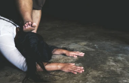 Doi ani și o lună de închisoare pentru un sucevean care și-a călcat iubita pe cap și a strâns-o de gât, după ce a pus-o la podea cu mai multe lovituri de pumni în față. Pe urmă individul i-a furat mașina concubinei și a mers să se distreze cu tovarășii
