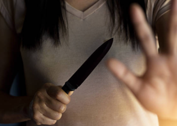 Femeie, mamă a trei copiii, condamnată definitiv la cinci ani de închisoare cu executare pentru tentativă de omor. Aceasta și-a înjunghiat tatăl cu un cuțit în abdomen