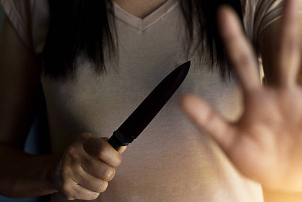 Femeie, mamă a trei copiii, condamnată definitiv la cinci ani de închisoare cu executare pentru tentativă de omor. Aceasta și-a înjunghiat tatăl cu un cuțit în abdomen