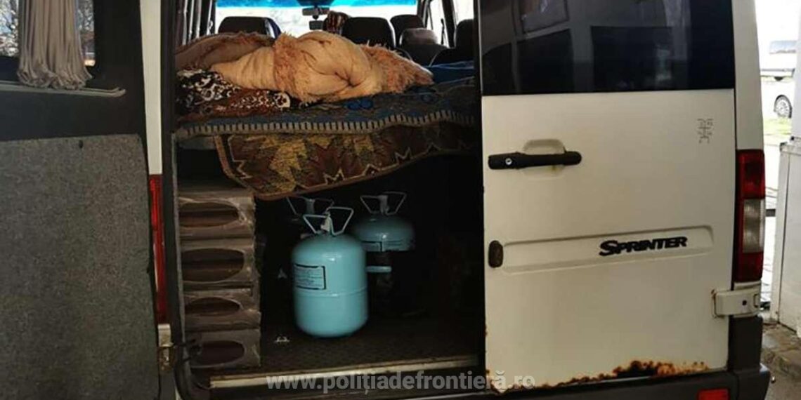 FOTO Dosar penal pentru o femeie cu dublă cetățenie româno-ucraineană. Aceasta a încercat să intre în România prin PTF Siret având butelii cu freon în microbuz