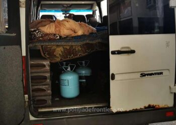 FOTO Dosar penal pentru o femeie cu dublă cetățenie româno-ucraineană. Aceasta a încercat să intre în România prin PTF Siret având butelii cu freon în microbuz