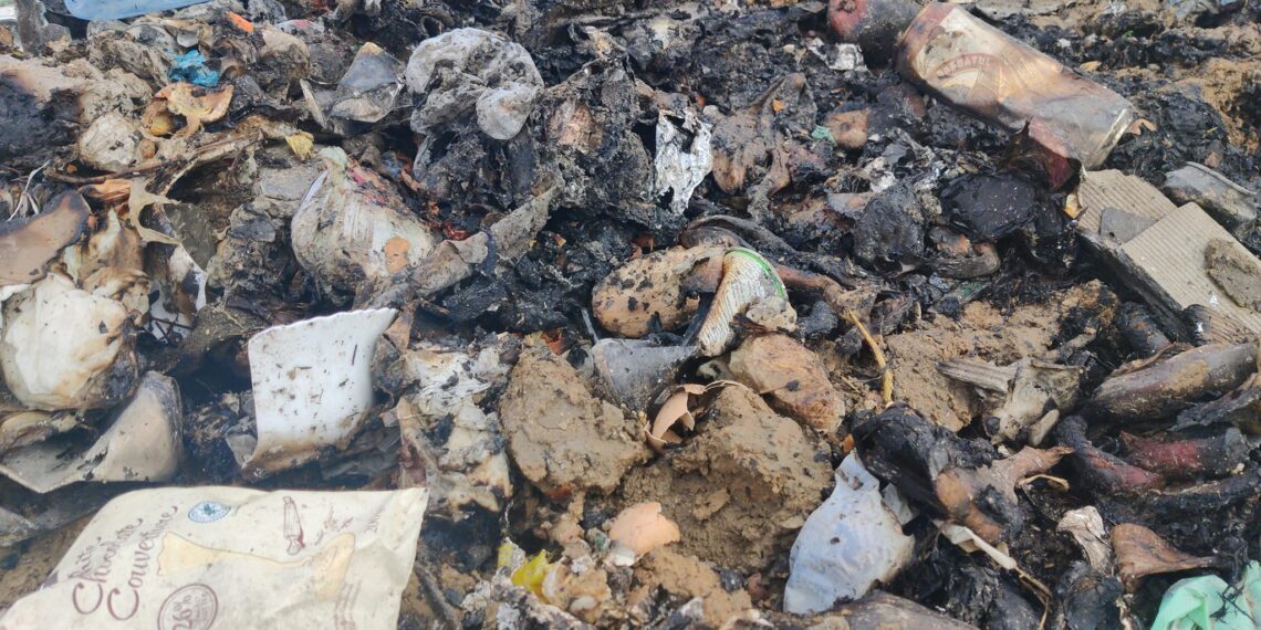 FOTO Primăria Siminicea a fost amendată cu 50.000 de lei pentru incendierea unor mormane de gunoi în locul numit ”Puțul sec”. O autoutilitară folosită la transportul deșeurilor a fost confiscată