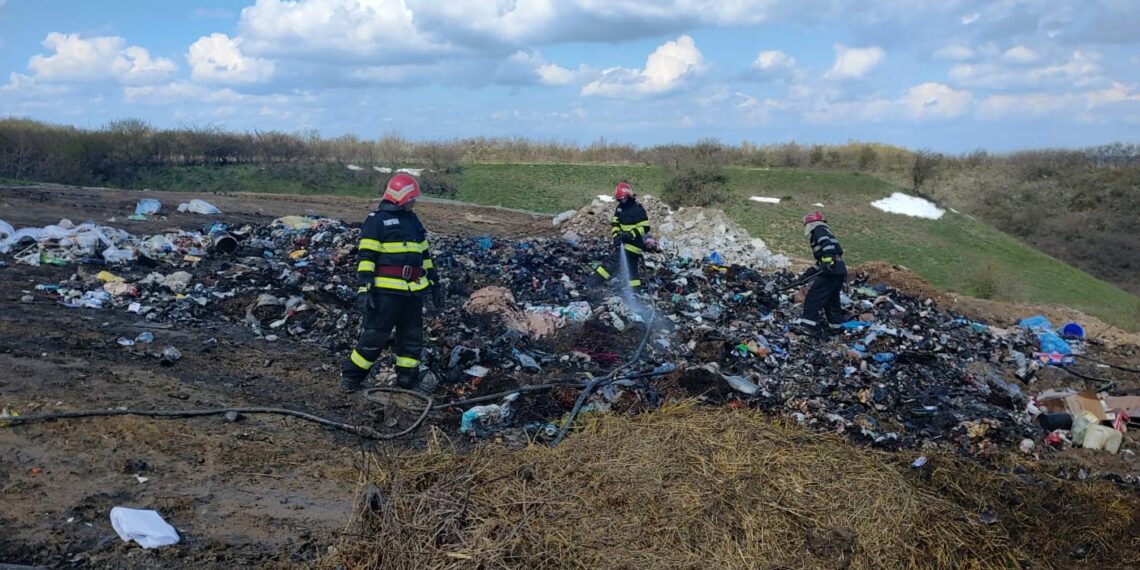 FOTO Primăria Siminicea a fost amendată cu 50.000 de lei pentru incendierea unor mormane de gunoi în locul numit ”Puțul sec”. O autoutilitară folosită la transportul deșeurilor a fost confiscată