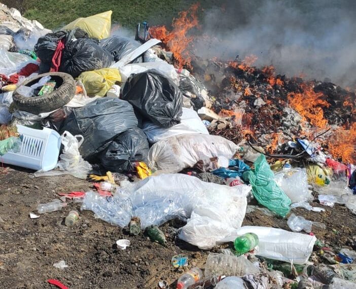FOTO Primăria Siminicea a fost amendată cu 50.000 de lei pentru incendierea unor mormane de gunoi în locul numit ”Puțul sec”. O autoutilitară folosită la transportul deșeurilor a fost confiscată