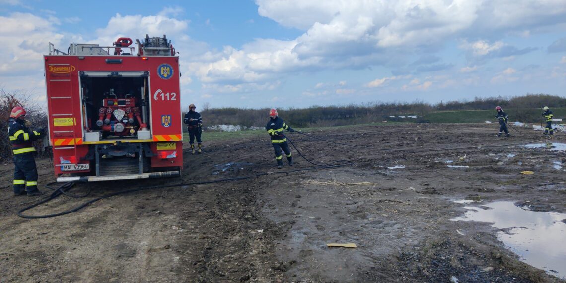 FOTO Primăria Siminicea a fost amendată cu 50.000 de lei pentru incendierea unor mormane de gunoi în locul numit ”Puțul sec”. O autoutilitară folosită la transportul deșeurilor a fost confiscată